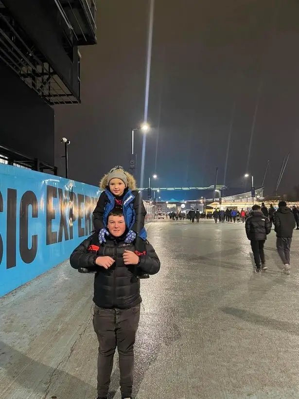 Adorable réaction d'un fan de Man City, 4 ans, après avoir obtenu un cadeau "inestimable" sur le thème d'Erling Haaland 22 Adorable réaction d'un fan de Man City, 4 ans, après avoir obtenu un cadeau "inestimable" sur le thème d'Erling Haaland - 21