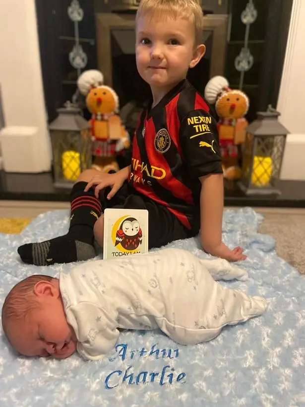 Adorable réaction d'un fan de Man City, 4 ans, après avoir obtenu un cadeau "inestimable" sur le thème d'Erling Haaland 26 Adorable réaction d'un fan de Man City, 4 ans, après avoir obtenu un cadeau "inestimable" sur le thème d'Erling Haaland - 25