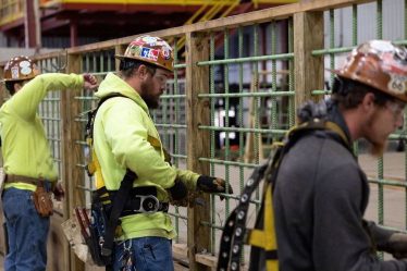 Une croissance des salaires plus faible que prévu a propulsé Wall Street vers le haut - 20