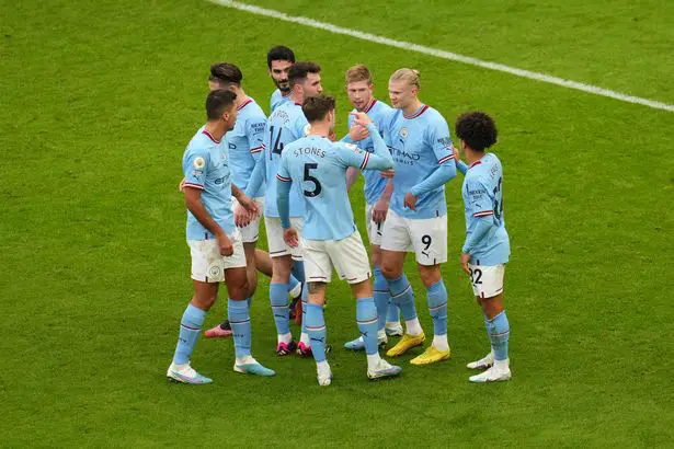 Les joueurs de Man City célèbrent contre les loups