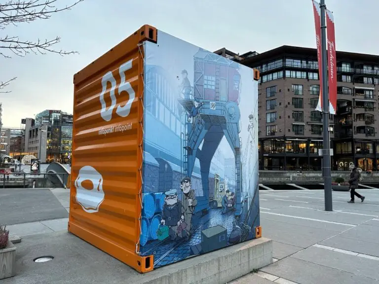 La ville du fjord d'Oslo : La promenade du port à Oslo, Norvège 38 Conteneur orange marquant la promenade du port d'Oslo.