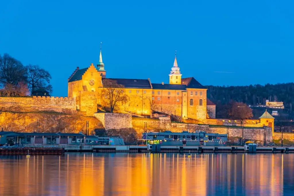 La ville du fjord d'Oslo : La promenade du port à Oslo, Norvège 46 Une vue éclairée du château d'Akershus d'Oslo en Norvège.
