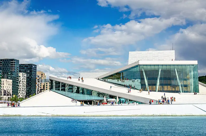 Opéra d'Oslo avec le développement du code-barres en arrière-plan.