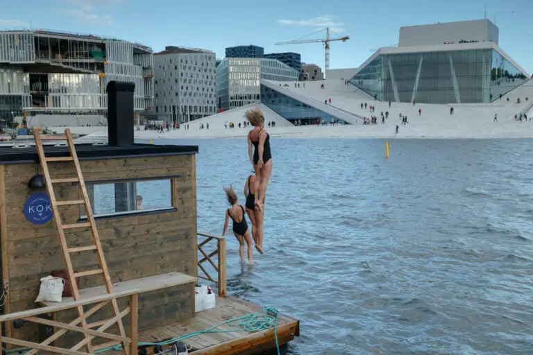 La ville du fjord d'Oslo : La promenade du port à Oslo, Norvège 50 Sauna du fjord sur le front de mer d'Oslo. Photo : Menno Schaefer / Shutterstock.com.