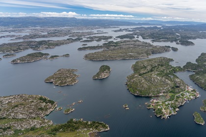 Voler sur les glaciers et les hauts sommets du sud de la Norvège 9 Côte de la Norvège, sur le chemin d'avgas à Stavanger. Photo par Garrett Fisher.