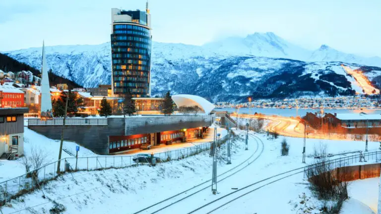 Ligne de chemin de fer à travers la ville de Narvik.