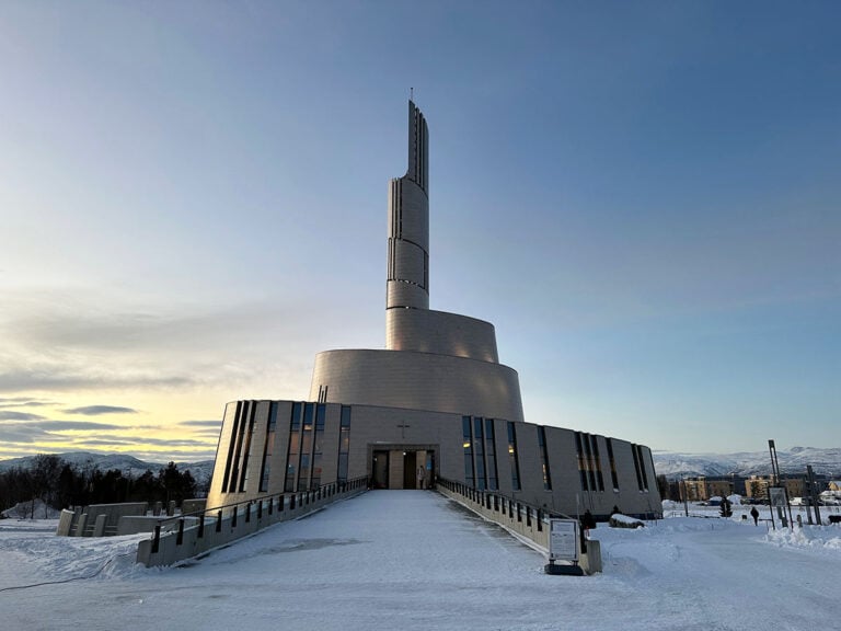 En images : Une croisière hivernale aux aurores boréales dans le nord de la Norvège 120 L'église d'Alta pour les aurores boréales.