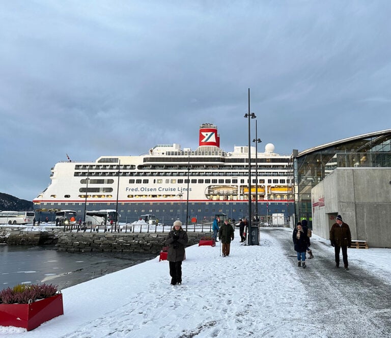 En images : Une croisière hivernale aux aurores boréales dans le nord de la Norvège 118 Le Fred Olsen Borealis à quai à Trondheim, en Norvège.