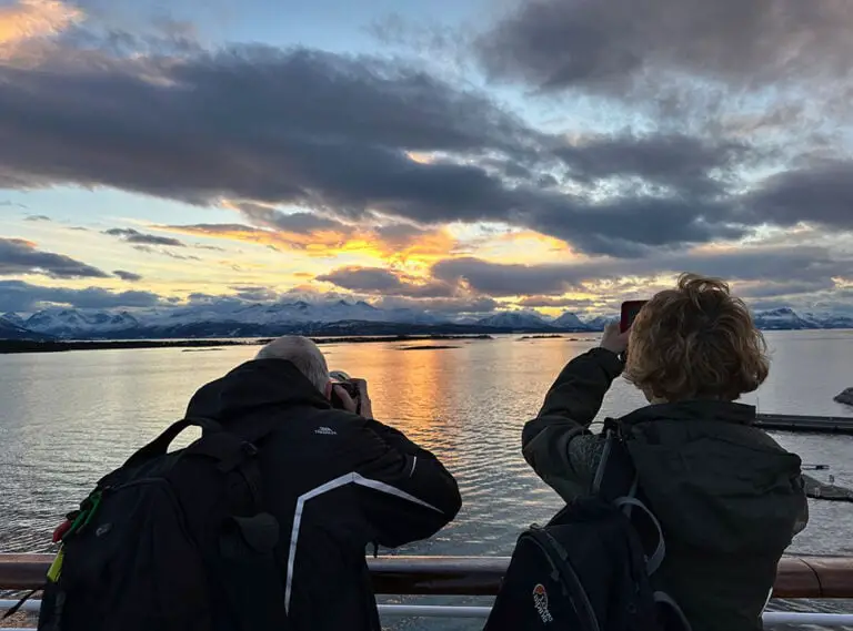 Des photographes sur le MS Borealis à quai à Molde.