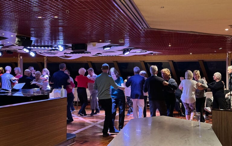 En images : Une croisière hivernale aux aurores boréales dans le nord de la Norvège 126 Danse dans le salon d'observation.