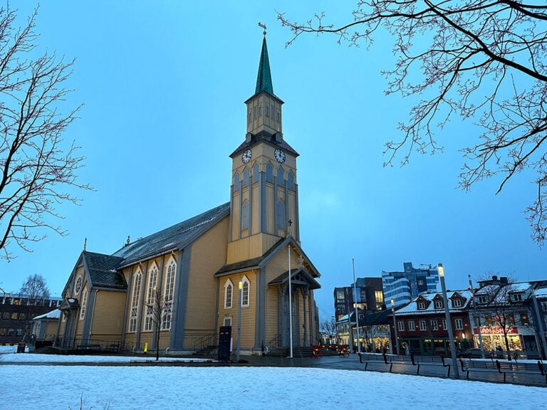 En images : Une croisière hivernale aux aurores boréales dans le nord de la Norvège 124 La cathédrale de Tromsø à l'heure bleue.