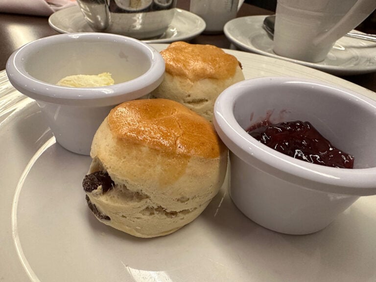 En images : Une croisière hivernale aux aurores boréales dans le nord de la Norvège 134 Mini scones au thé quotidien de l'après-midi.