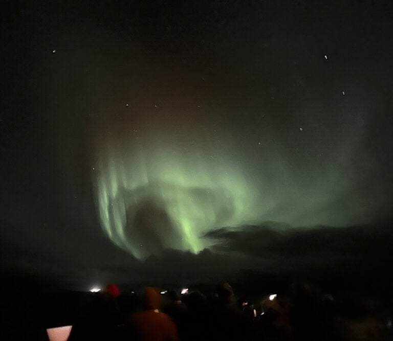 En images : Une croisière hivernale aux aurores boréales dans le nord de la Norvège 144 Spectacle d'aurores sur le côté tribord du navire.