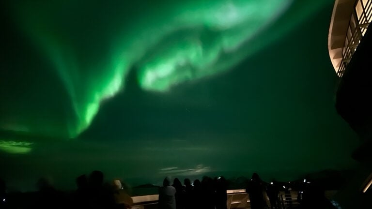 En images : Une croisière hivernale aux aurores boréales dans le nord de la Norvège 148 Aurore boréale vue de l'avant du navire.
