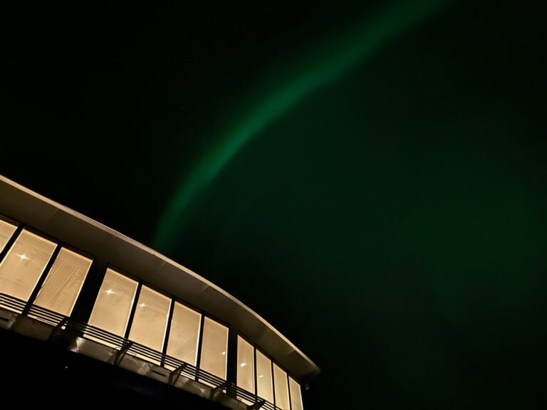 En images : Une croisière hivernale aux aurores boréales dans le nord de la Norvège 152 Traînée d'aurore au-dessus du bateau.