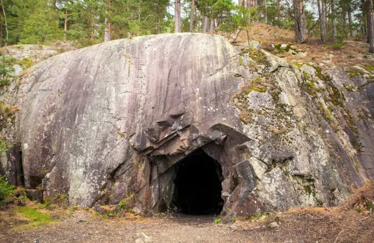 Entrée d'une grotte en Norvège.