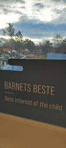 L'IMRP se rend en Norvège pour jeter un coup d'œil à l'intérieur du système carcéral, dans le but de "créer de bons voisins". 18 Panneaux dans une prison en Norvège qui proclament les valeurs du système correctionnel de ce pays.