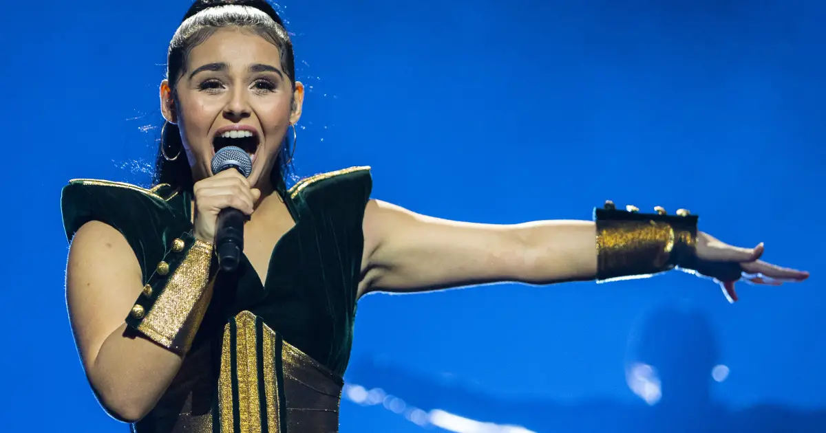 Alessandra remporte le "Grand Prix Melodi" avec "Queen of Kings". 4 Alessandra remporte le "Grand Prix Melodi" avec "Queen of Kings". - 3
