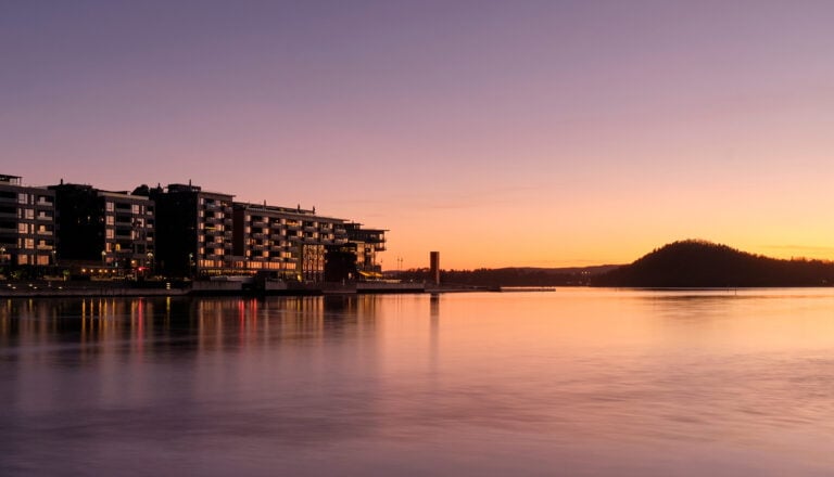 La ville du fjord d'Oslo : La promenade du port à Oslo, Norvège 40 Sørenga Oslo au coucher du soleil