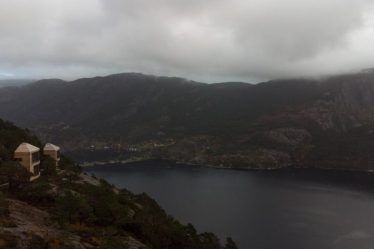 Snøhetta perche Bolder Star Lodges au bord d'une falaise en Norvège - 16