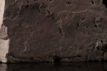 Une pierre runique "sensationnelle" découverte en Norvège avec une inscription mystérieuse - peut-être la plus ancienne du monde - 16