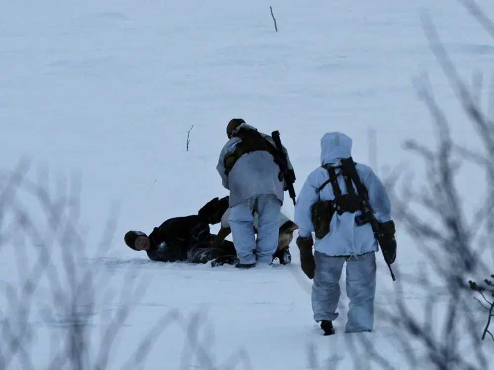 Fuyant la guerre, ils traversent la frontière norvégienne en courant dans la neige. - 3