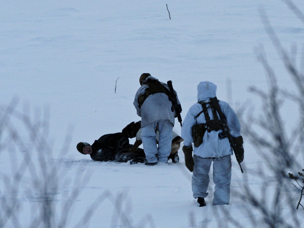 Fuyant la guerre, ils traversent la frontière norvégienne en courant dans la neige. 4 Fuyant la guerre, ils traversent la frontière norvégienne en courant dans la neige. - 3
