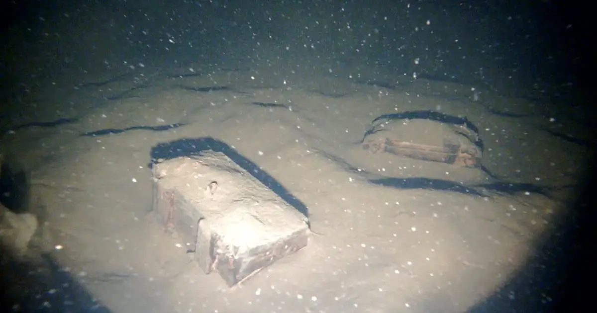Forskere finner hundre år gammelt skip i Norges største innsjø