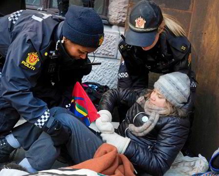 La Norvège commet le véritable crime" - Greta Thunberg détenue après une manifestation anti-éolienne à Oslo 2 La Norvège commet le véritable crime" - Greta Thunberg détenue après une manifestation anti-éolienne à Oslo - 1