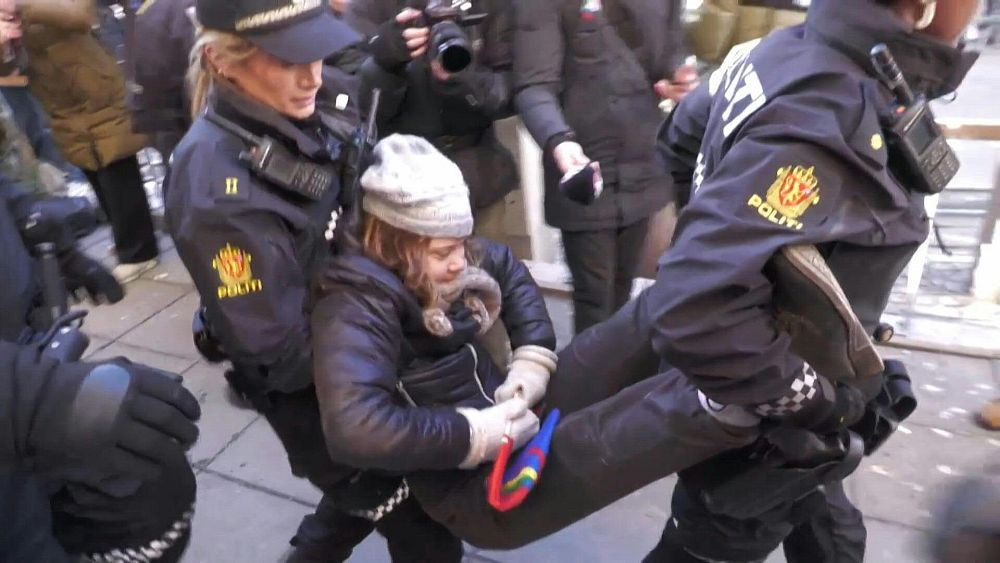Regardez Greta Thunberg se faire emporter par la police lors d'une manifestation contre les éoliennes en Norvège. 4 Regardez Greta Thunberg se faire emporter par la police lors d'une manifestation contre les éoliennes en Norvège. - 3