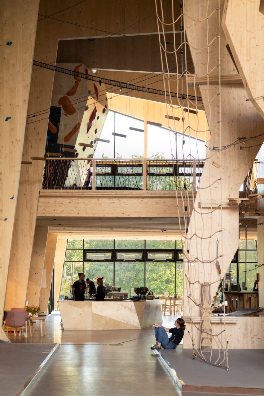 Snøhetta crée le centre d'escalade caverneux Høyt Under Taket en Norvège 34 Intérieur d'un centre d'escalade en bois en Norvège
