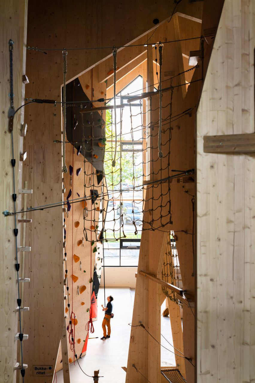 Snøhetta crée le centre d'escalade caverneux Høyt Under Taket en Norvège 40 Intérieur en bois de Høyt Under Taket par Snøhetta