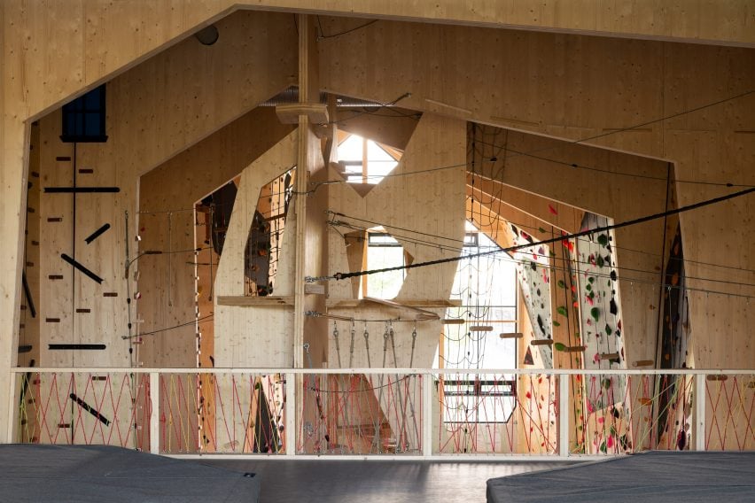 Snøhetta crée le centre d'escalade caverneux Høyt Under Taket en Norvège 42 Mezzanine à l'intérieur d'un centre d'escalade en bois en Norvège