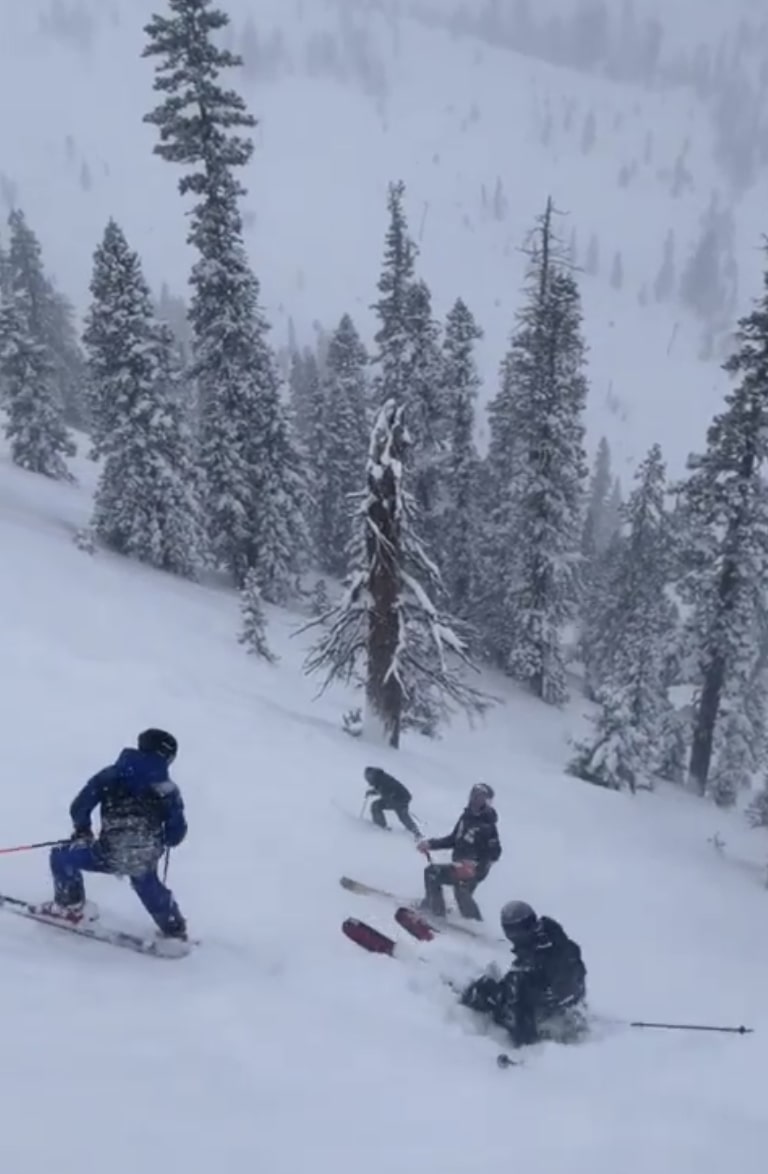 Le norvégien Kilde profite de la poudreuse à Palisades Tahoe, CA, mais reçoit une mauvaise brûlure de la part du skieur américain Bennett pour ses compétences en matière de poudreuse. 16 Norvège skieurs poudreuse