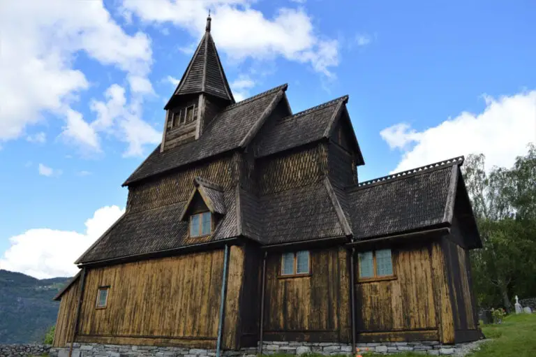 Vue latérale de l'église en bois d'Urnes en Norvège.