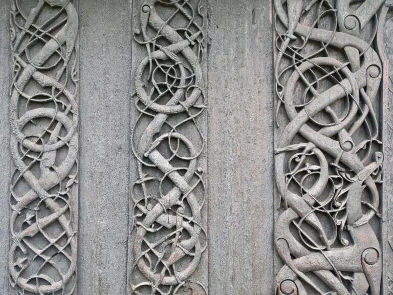 Sculptures en bois à l'église à douves d'Urnes.