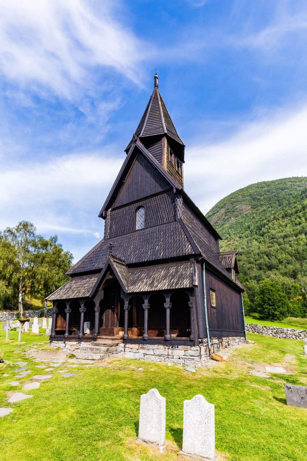 Image grand format de l'église Urnes Stave dans le fjord de Norvège.