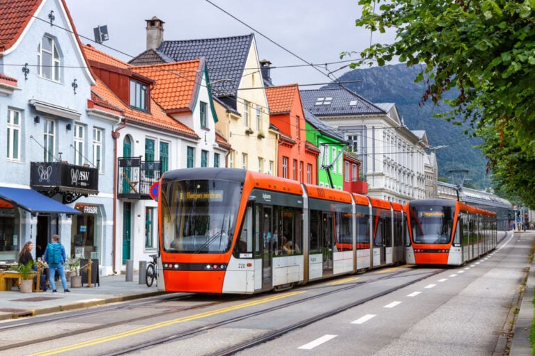 Oslo ou Bergen : la meilleure option pour un city break en Norvège 66 Le train léger Bergen Bybanen. Photo : Markus Mainka / Shutterstock.com.