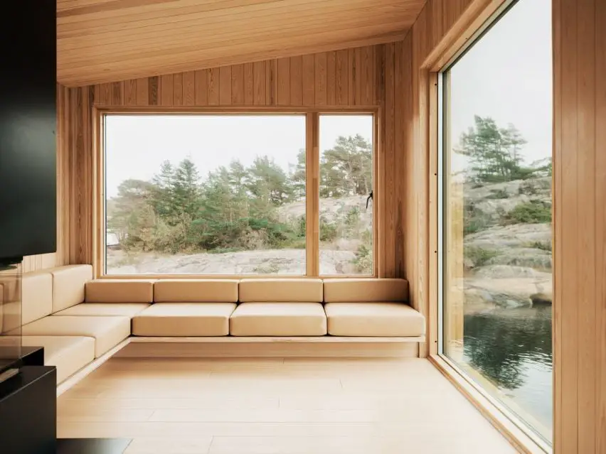 Line Solgaard Arkitekter soulève la cabine Kjerringholmen au-dessus des rochers en Norvège 42 Intérieur d'une cabane en bois en Norvège par Line Solgaard Arkitekter