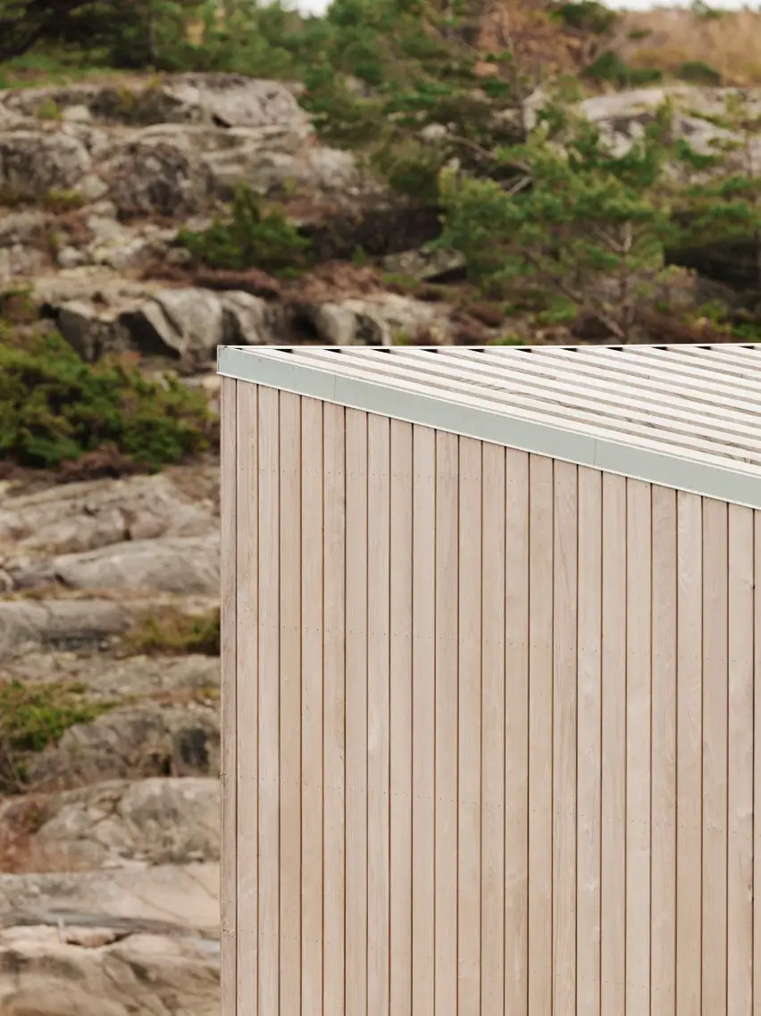 Line Solgaard Arkitekter soulève la cabine Kjerringholmen au-dessus des rochers en Norvège 40 Bardage en frêne de la cabine de Kjerringholmen par Line Solgaard Arkitekter