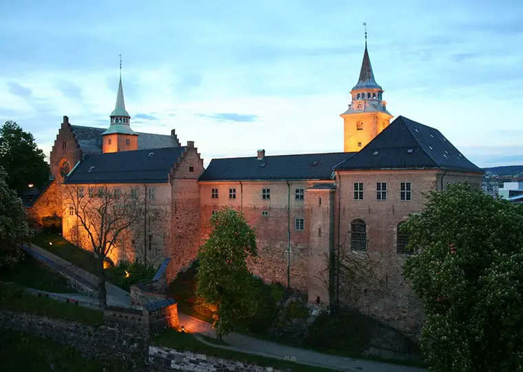 Le château Akershus d'Oslo la nuit