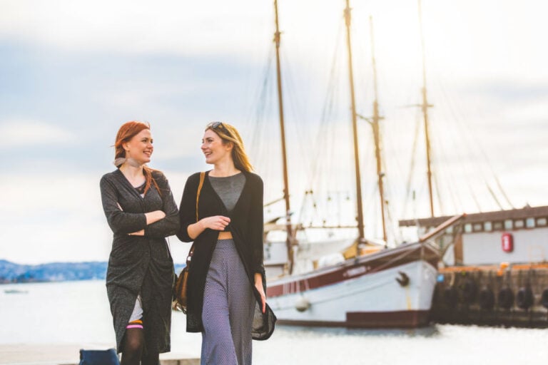 Étudiantes marchant dans le port d'Oslo.