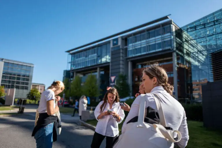 Des étudiants à la BI à Oslo. Photo : borisk.photos / Shutterstock.com.