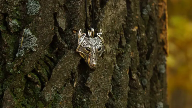 Emblème du loup sur un arbre en Norvège.