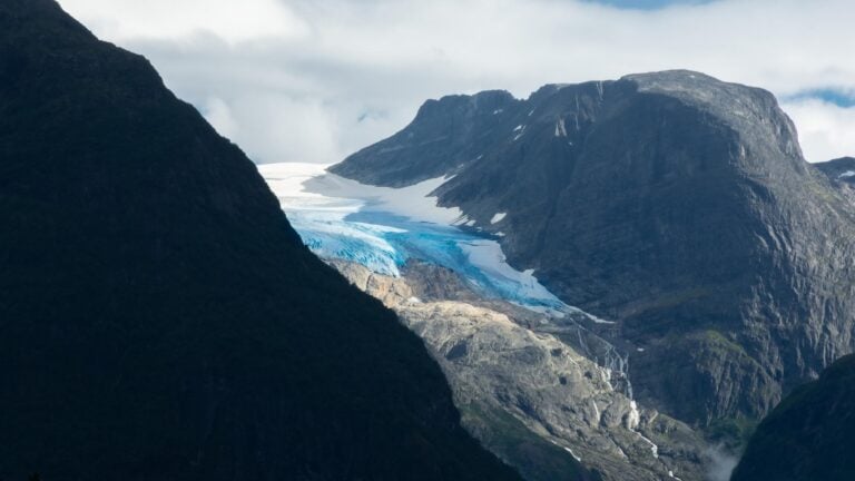 Le glacier Jostedalsbreen alimente le lac Lovatnet.