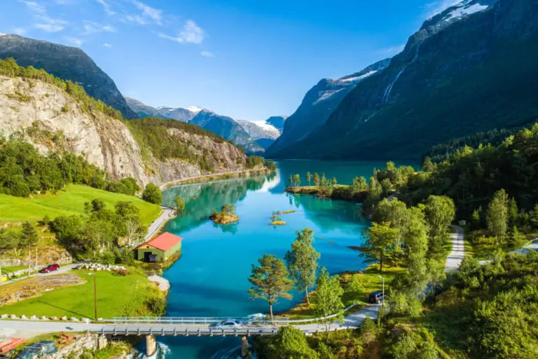 Lac Lovatnet dans un fjord norvégien.