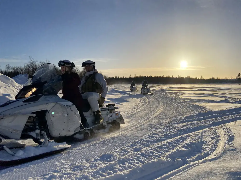 Le ministre norvégien des affaires étrangères patrouille en motoneige le long de la frontière russe - Eye on the Arctic - 13