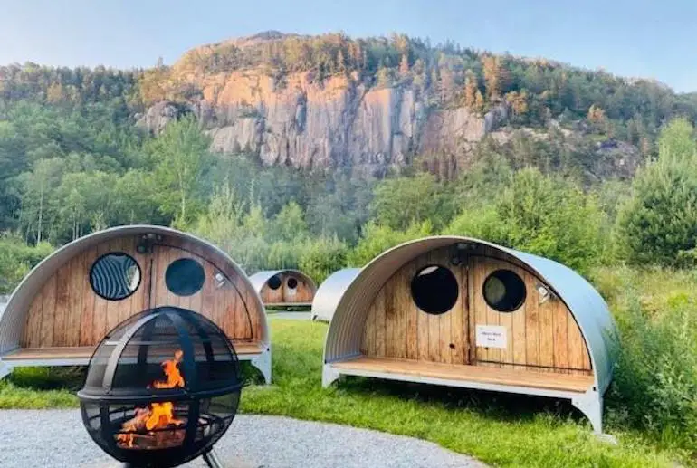 Glamping en Norvège : 6 endroits exceptionnels pour camper avec style 56 Séjournez au camp de base de Pulpit Rock lorsque vous campez en Norvège.
