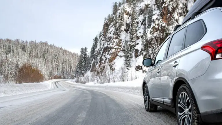 Conduire un véhicule étranger en Norvège 24 Voiture conduisant sur une route d'hiver.