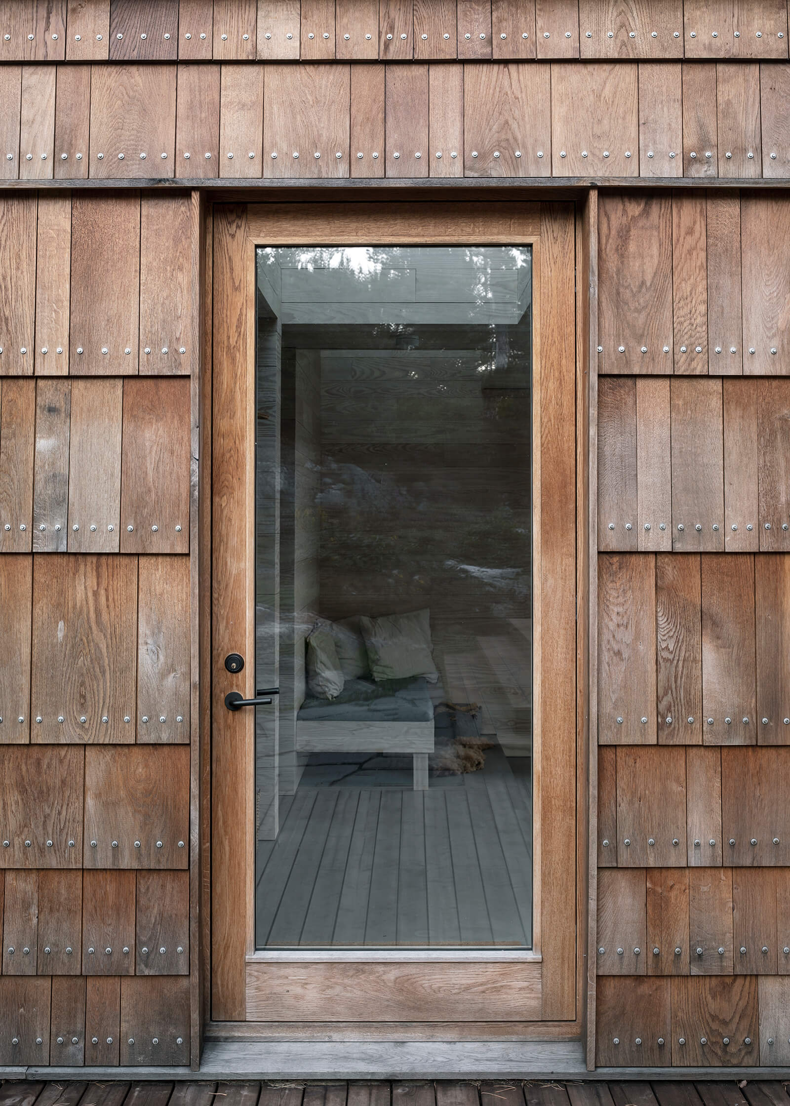 Découpes prédécoupées fixées avec des vis en acier inoxydable | Saltviga House | Kolman Boye Architects | STIRworld